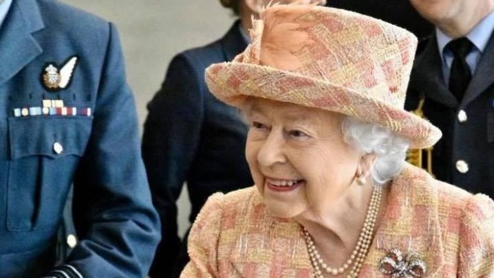 重温经典画面！英国女王伦敦奥运同框007，男星发文哀悼缩略图