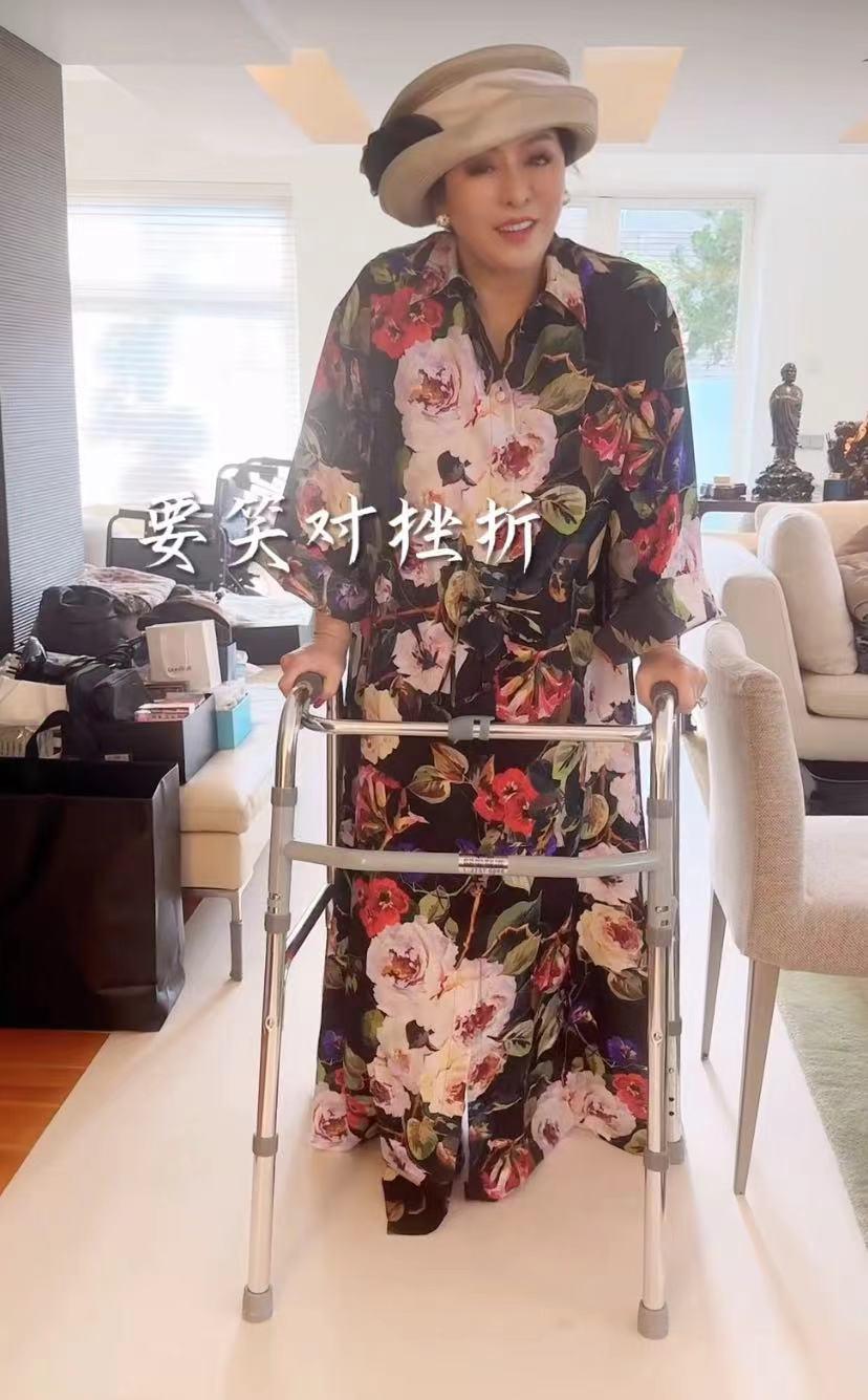 李连杰与女儿一同探望受伤的向太，心情愉悦