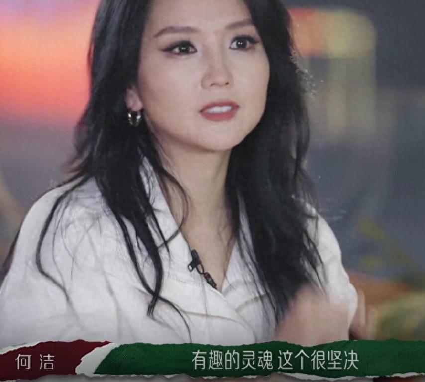 何洁一家五口合影，两个女儿待遇差异明显，大女与继父关系不和