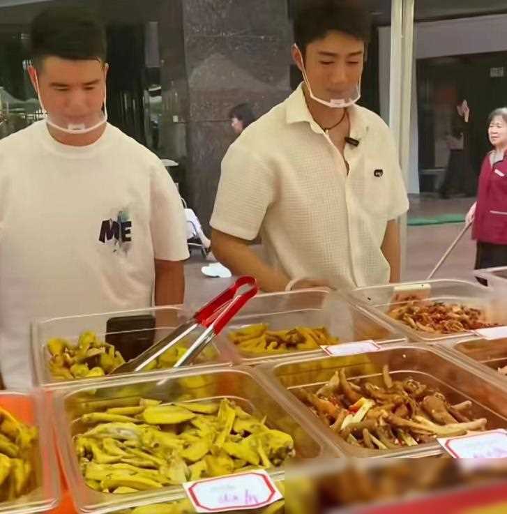 知名港星广东摆摊卖鸡爪，亲自参与接地气活动，已购2套房产