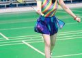 刘晓庆73岁穿超短裙打网球，彩虹装太耀眼，对手看呆了！缩略图