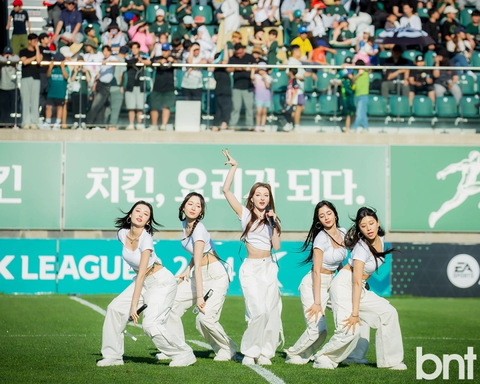 X:IN女团在韩K联赛中亮相，中场表演震撼全场！缩略图