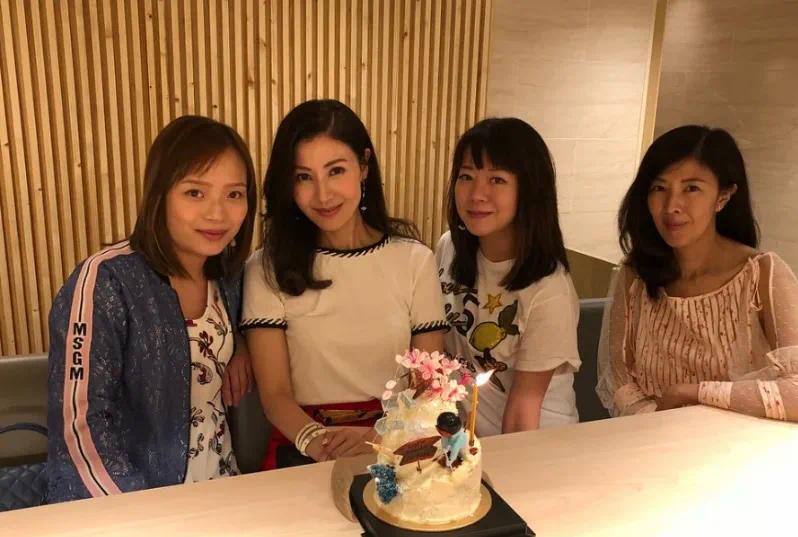 李嘉欣60大寿，姐姐来助阵！美貌依旧，离婚再入豪门！