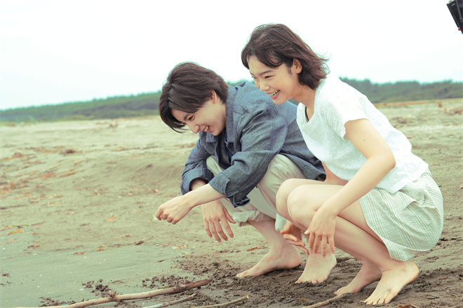 海边的浪漫时光，京本和古川的甜蜜瞬间