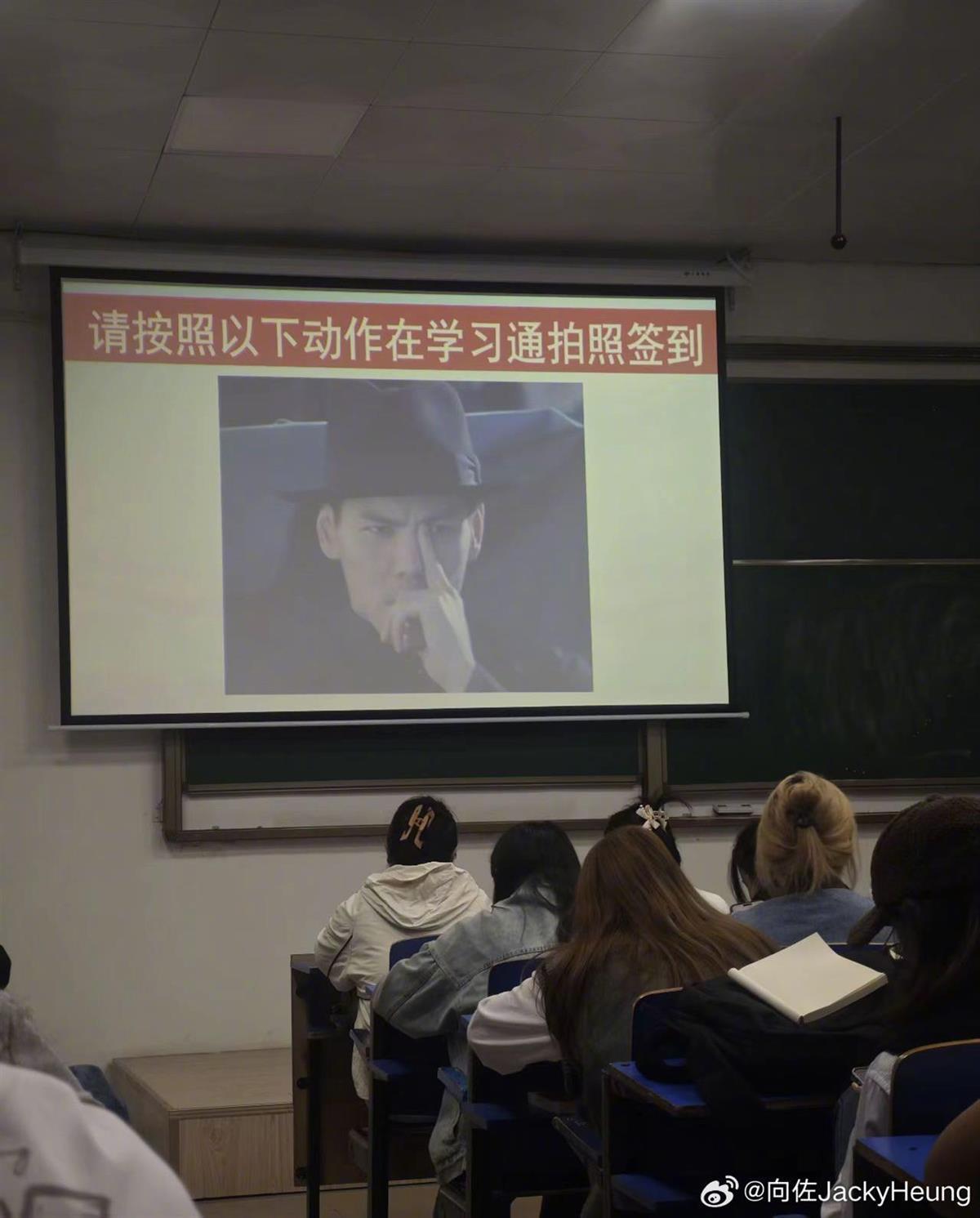 向佐吐槽大学生摸鼻子签到，学校回应风波