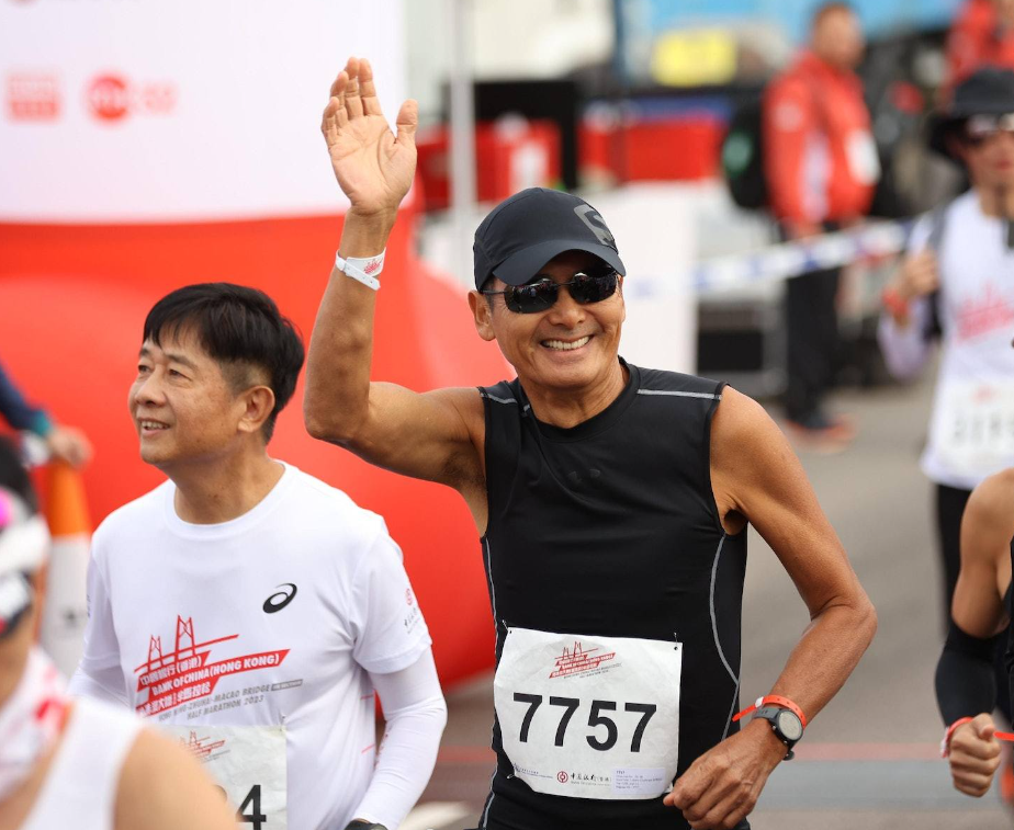 发哥回香港重组跑步团，李司棋晒合照比台庆还热闹，常带病友一起跑