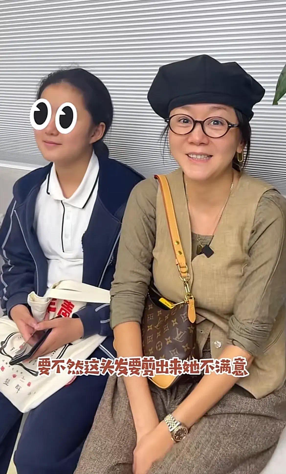 王一楠女儿高二剪短发，家长们纷纷晒自家同款娃，48岁高鑫白发抢镜