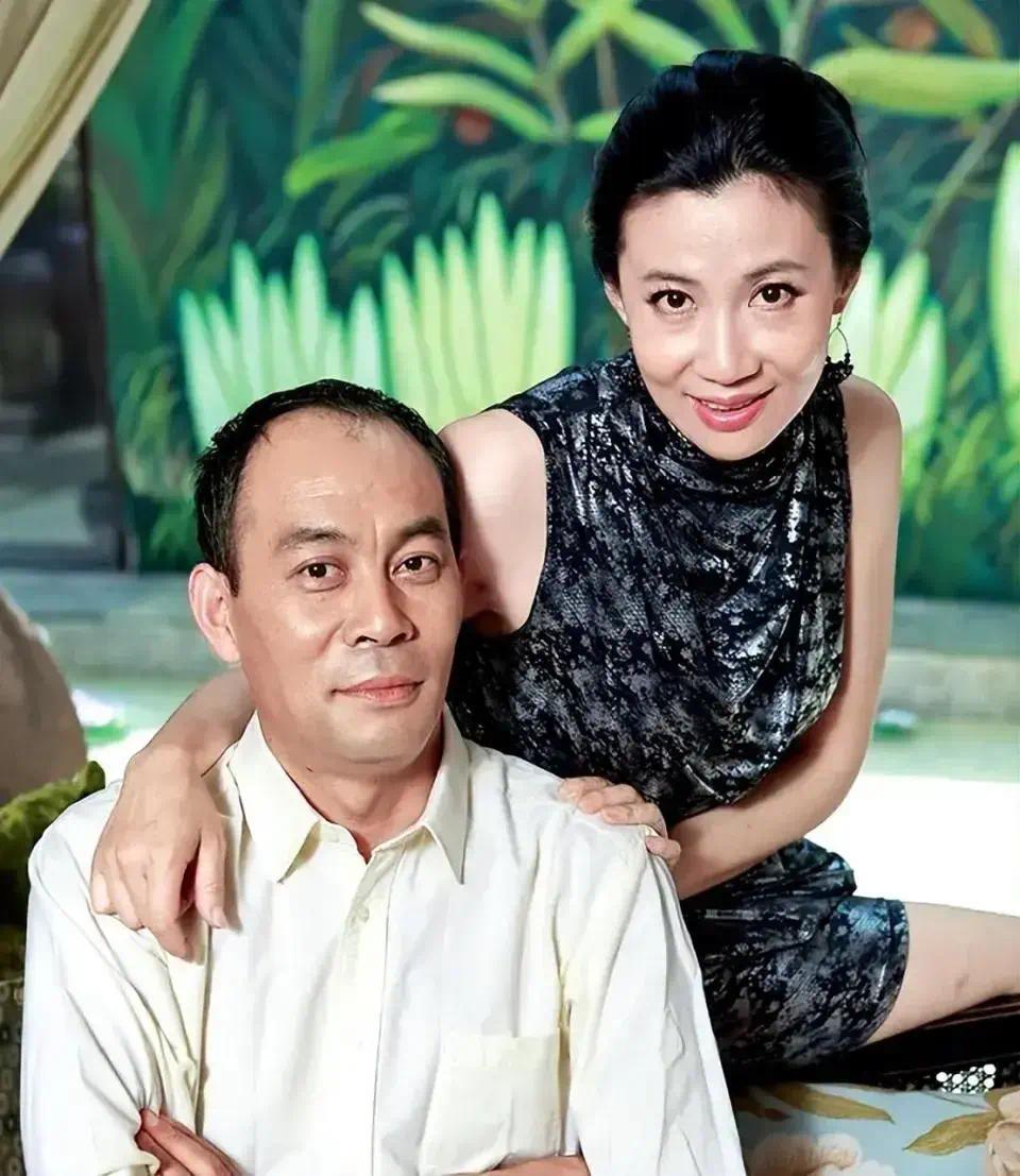 张光北夫妇同框现身，60岁妻子身材超好，状态满分，真是美翻了