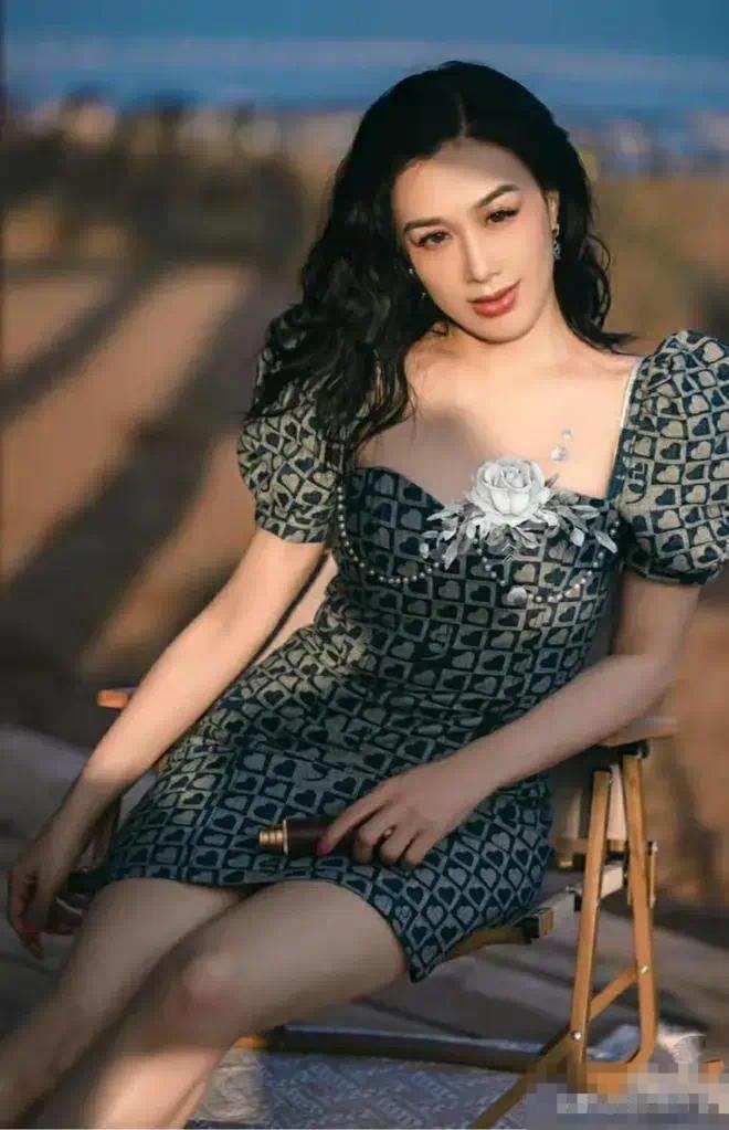 钟丽缇和女儿们拍大片，个个都美，简直像三姐妹！难怪她还想再生呢