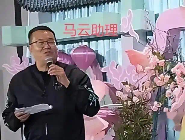 张纪中女儿满月宴，杜星霖斗篷成焦点，马云前助理撑场面真大气