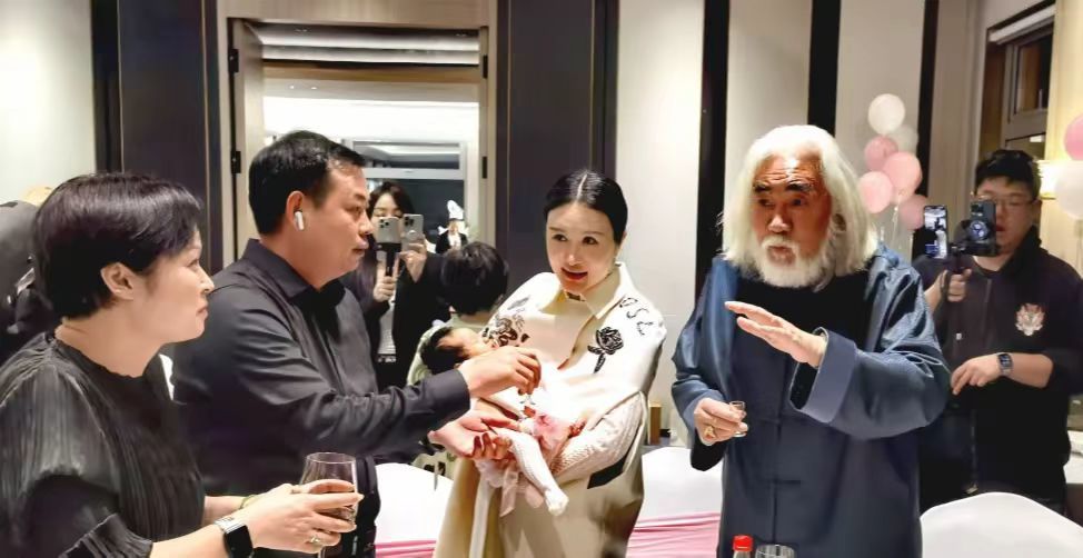 张敏长发亮相张纪中女儿满月宴，小男友变壮恩爱合影甜翻了