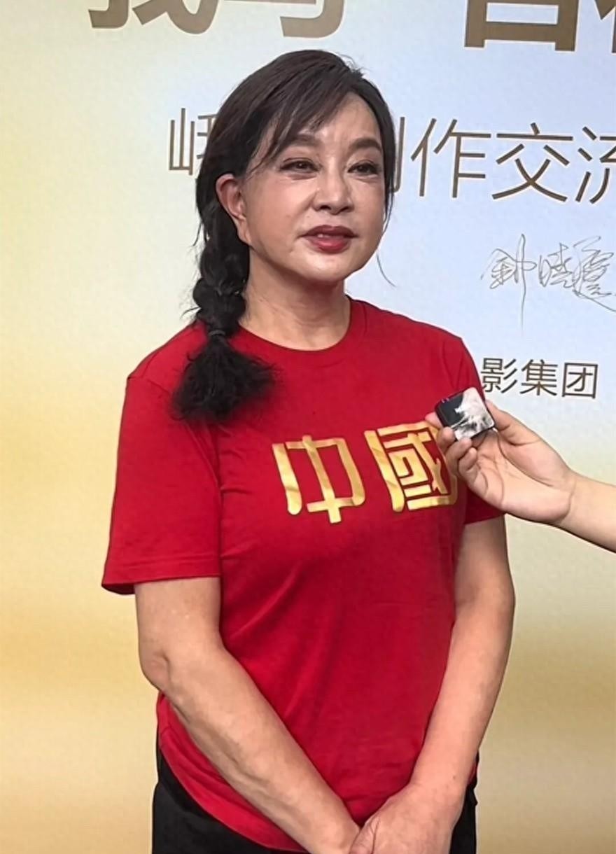 73岁刘晓庆卸妆后，真实模样显老态，岁月不留情