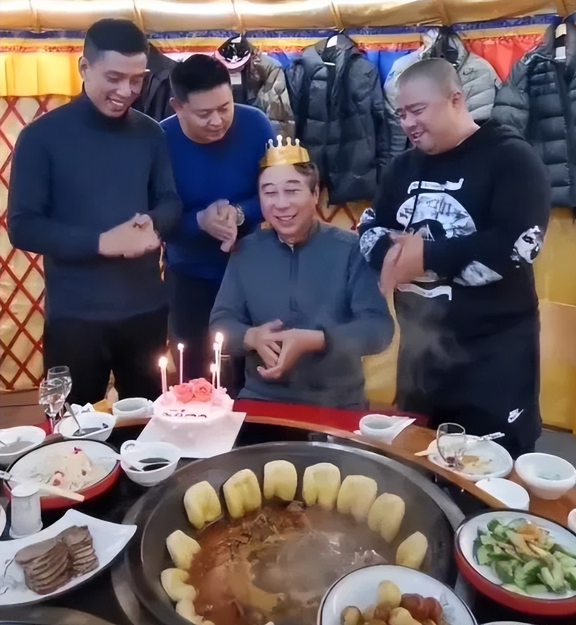 冯巩67岁生日快乐！吃铜火锅开了两桌，贾玲来祝寿，紧搂老师一起拍照