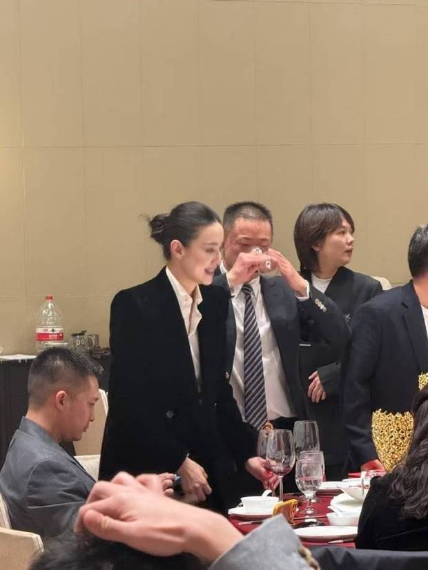 刘涛和宋佳凑一块儿聊天，姐妹俩好得不得了暖心爆棚